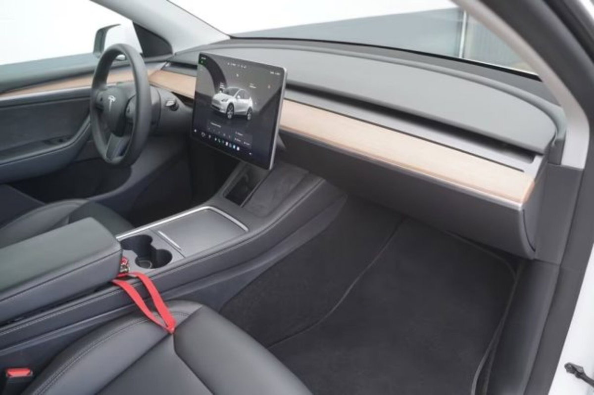 Tesla Model Y Long Range awd (12)