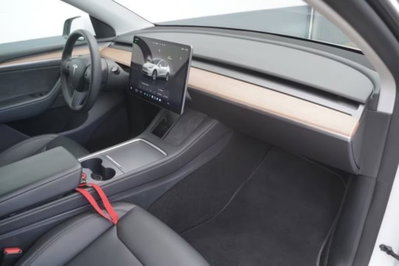 Tesla Model Y Long Range awd (12)