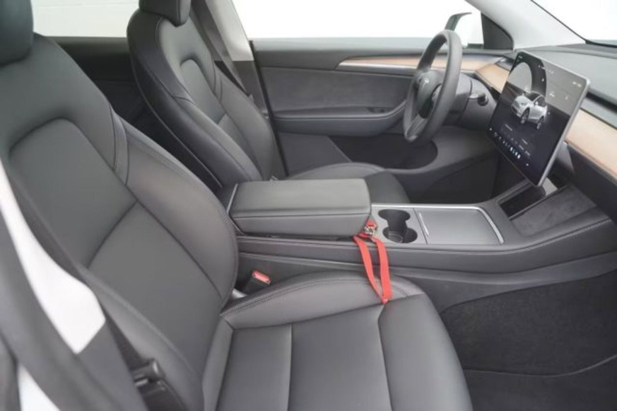 Tesla Model Y Long Range awd (13)