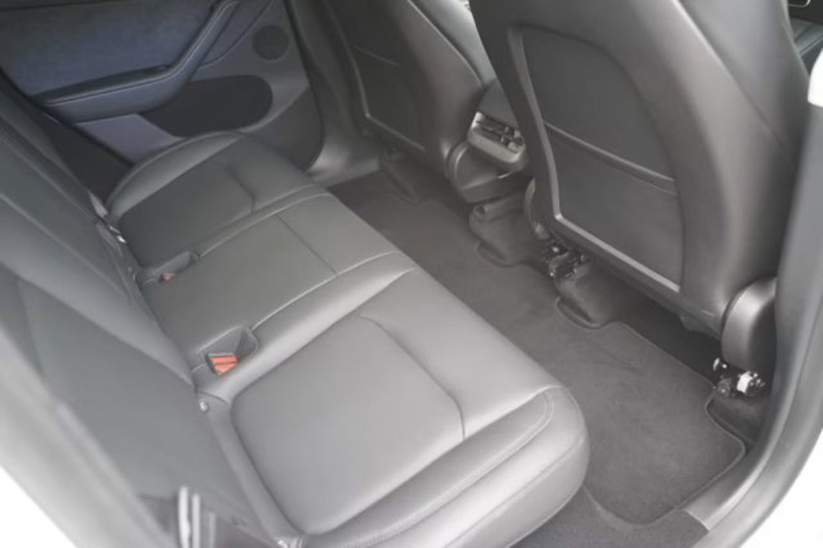 Tesla Model Y Long Range awd (14)
