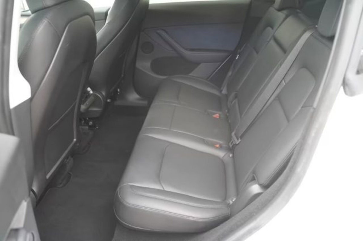 Tesla Model Y Long Range awd (15)