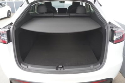 Tesla Model Y Long Range awd (16)