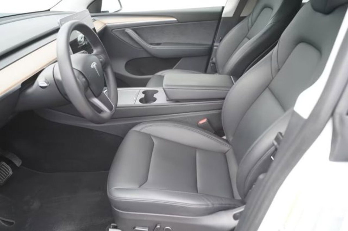 Tesla Model Y Long Range awd (8)