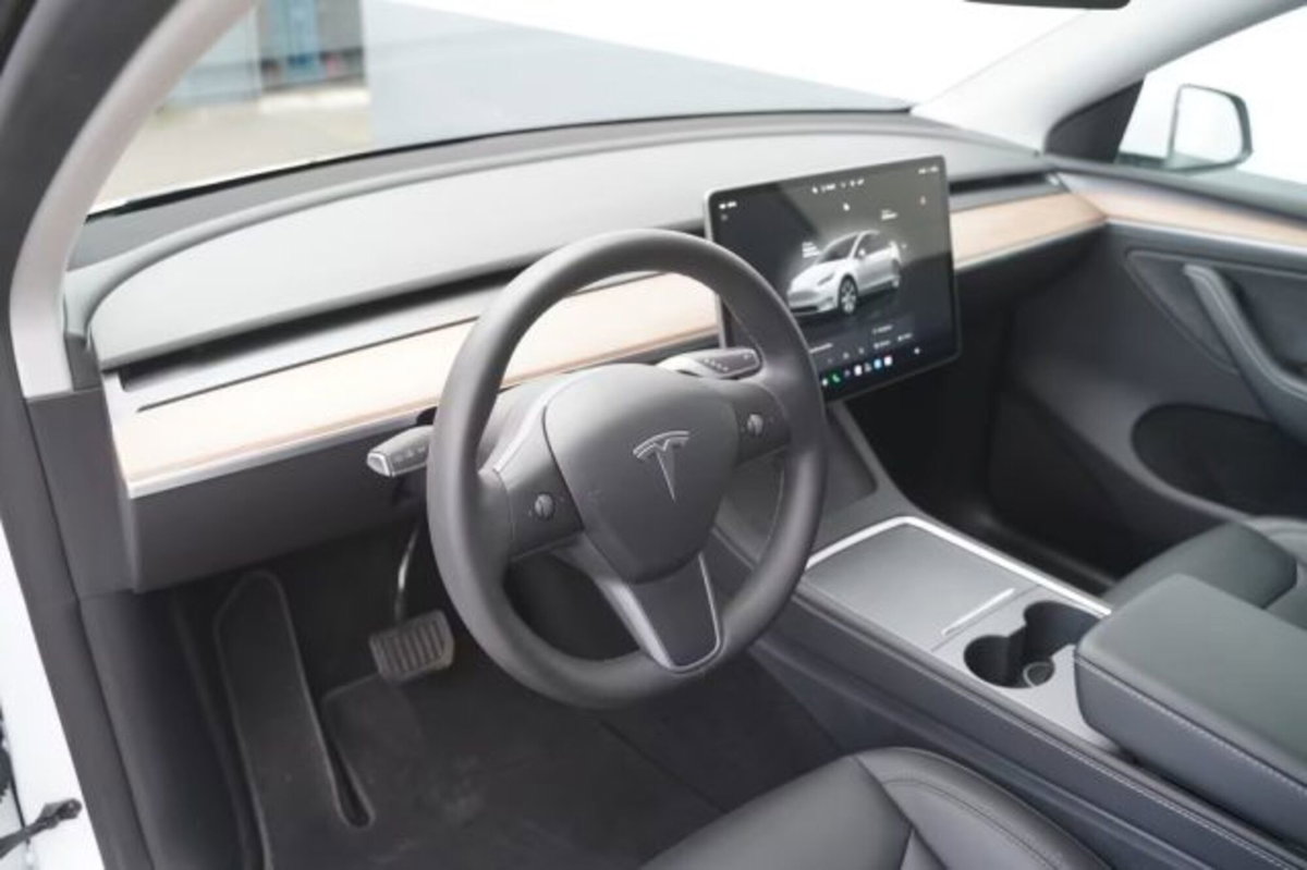 Tesla Model Y Long Range awd (9)