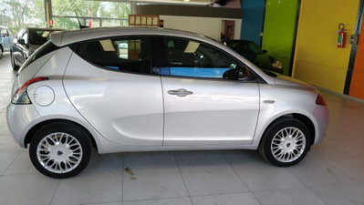 Lancia Ypsilon 1.2 69 CV 5 porte Gold (2)