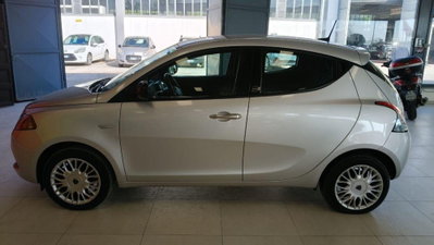 Lancia Ypsilon 1.2 69 CV 5 porte Gold (6)