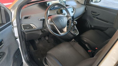 Lancia Ypsilon 1.2 69 CV 5 porte Gold (7)