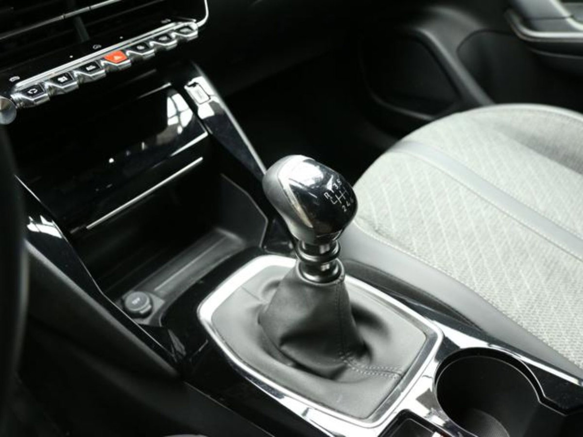 Peugeot 2008 PureTech 100 S&S Allure (13)