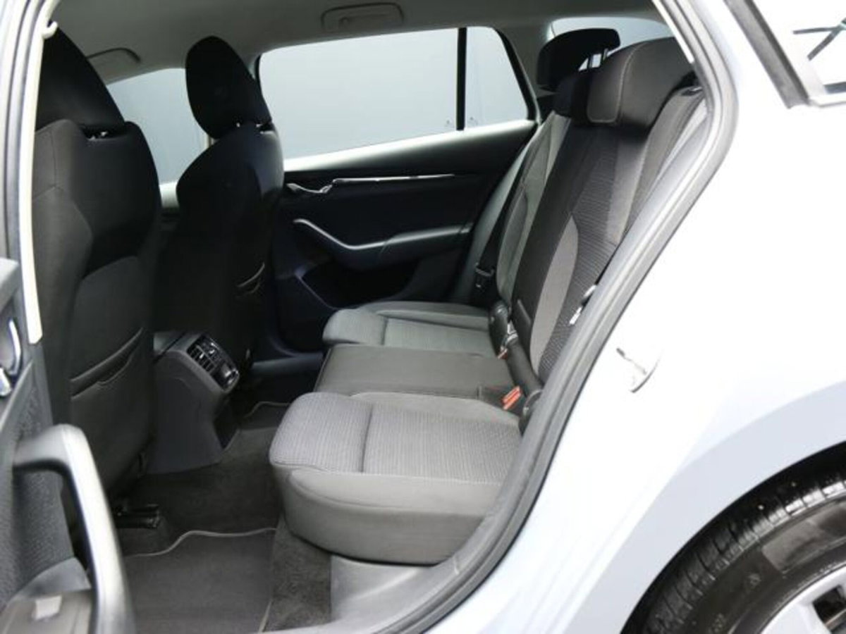 Skoda Octavia Station Wagon 2.0 TDI EVO SCR DSG Wagon Executive (8)