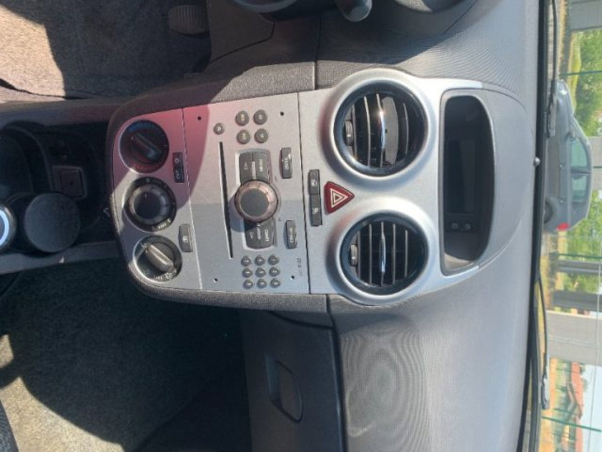 Opel Corsa 1.2 5 porte Cosmo (15)