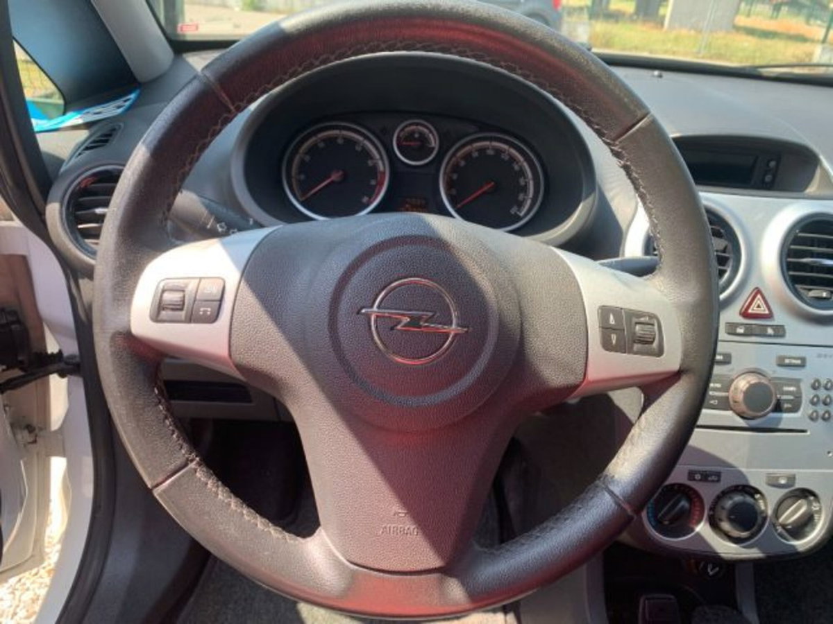 Opel Corsa 1.2 5 porte Cosmo (16)