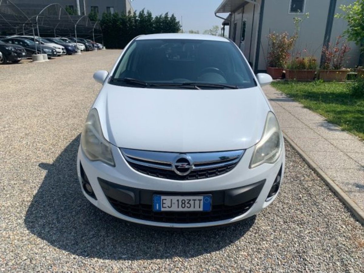 Opel Corsa 1.2 5 porte Cosmo (2)