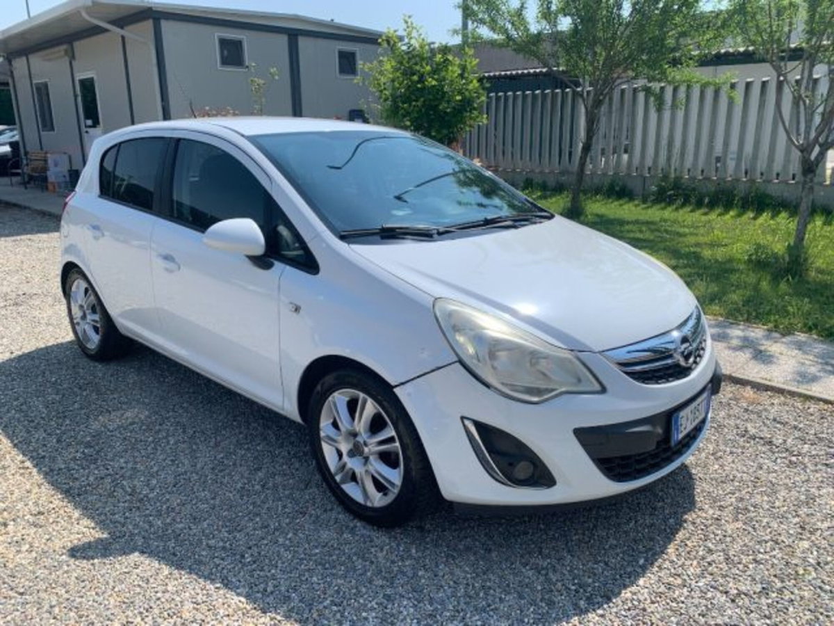 Opel Corsa 1.2 5 porte Cosmo (3)