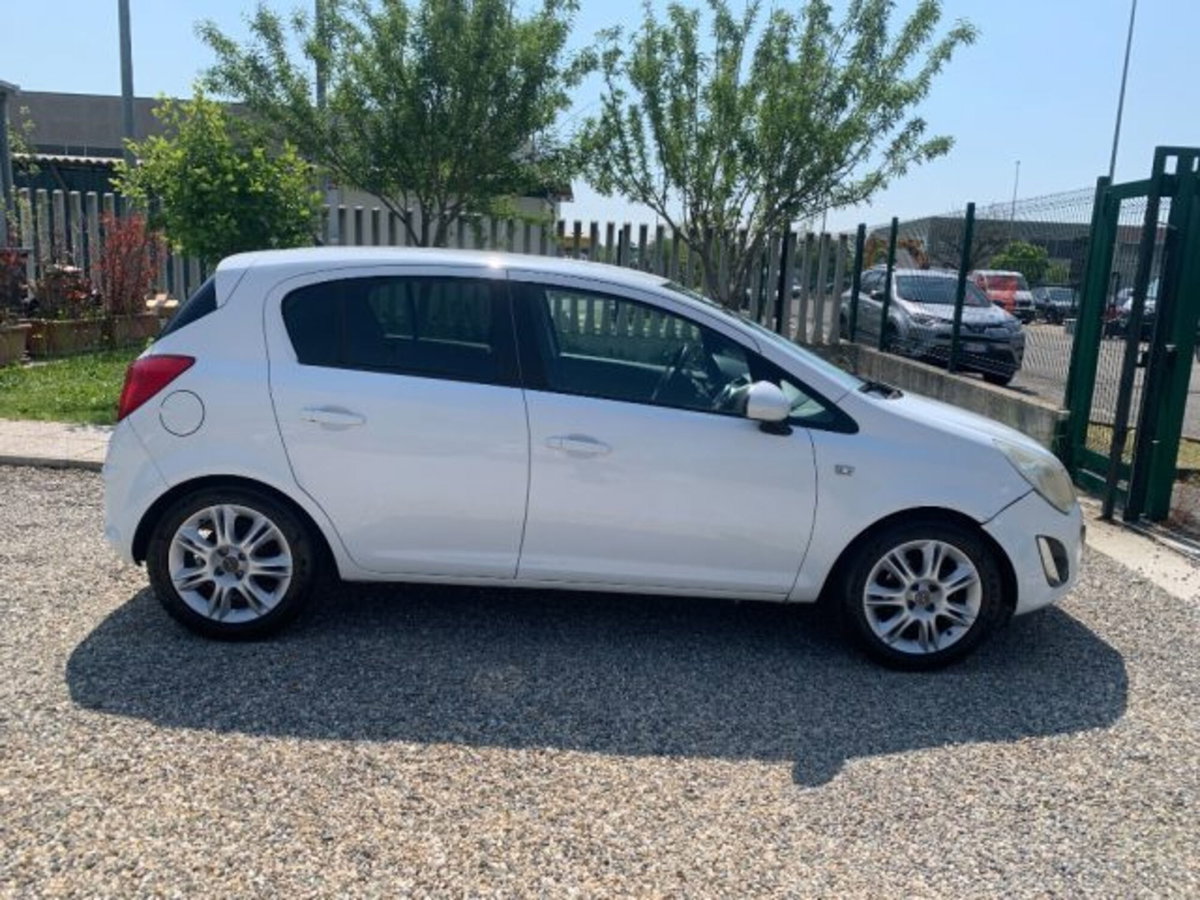 Opel Corsa 1.2 5 porte Cosmo (4)