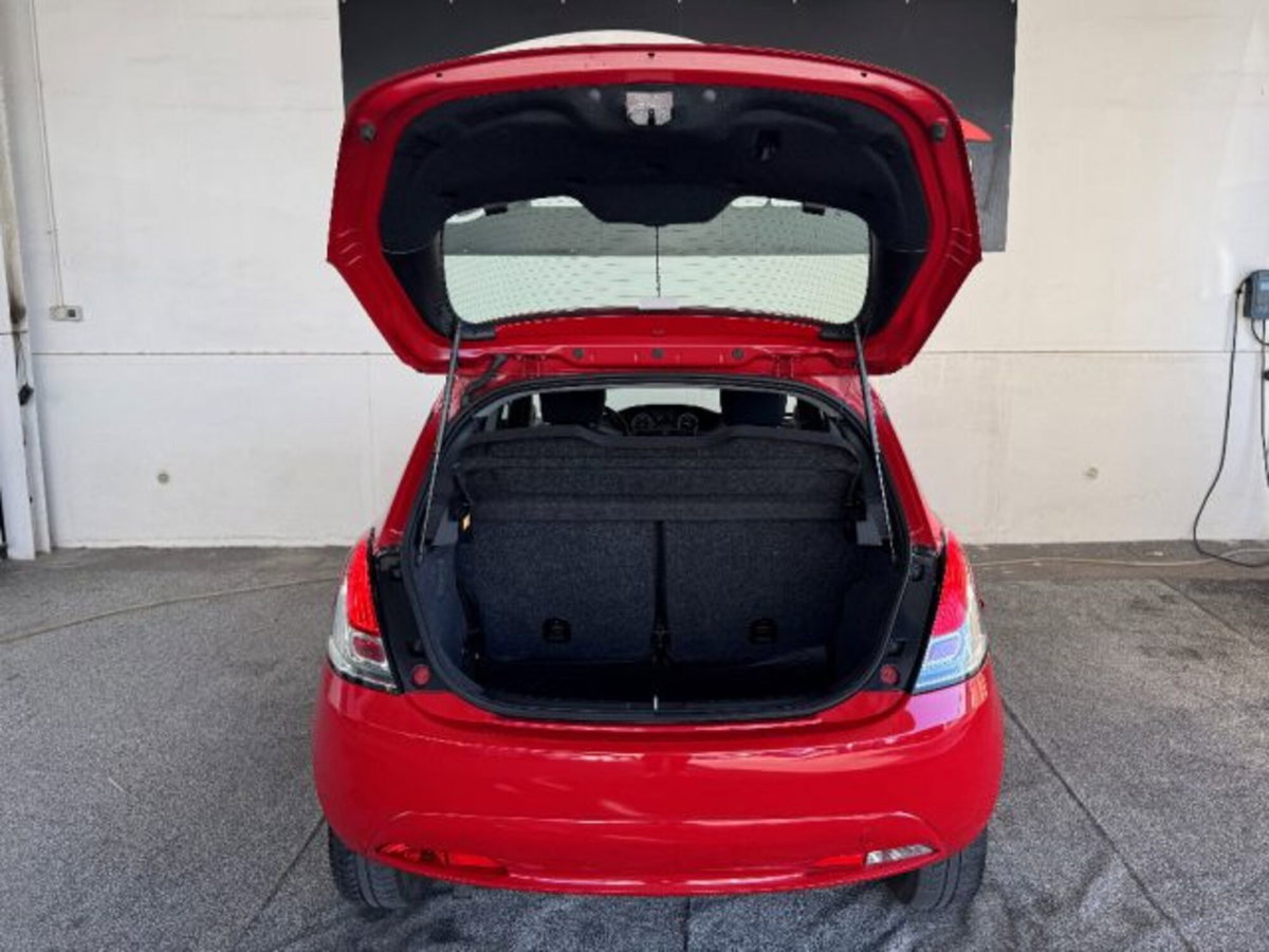 Lancia Ypsilon 1.2 69 CV 5 porte Platinum (13)