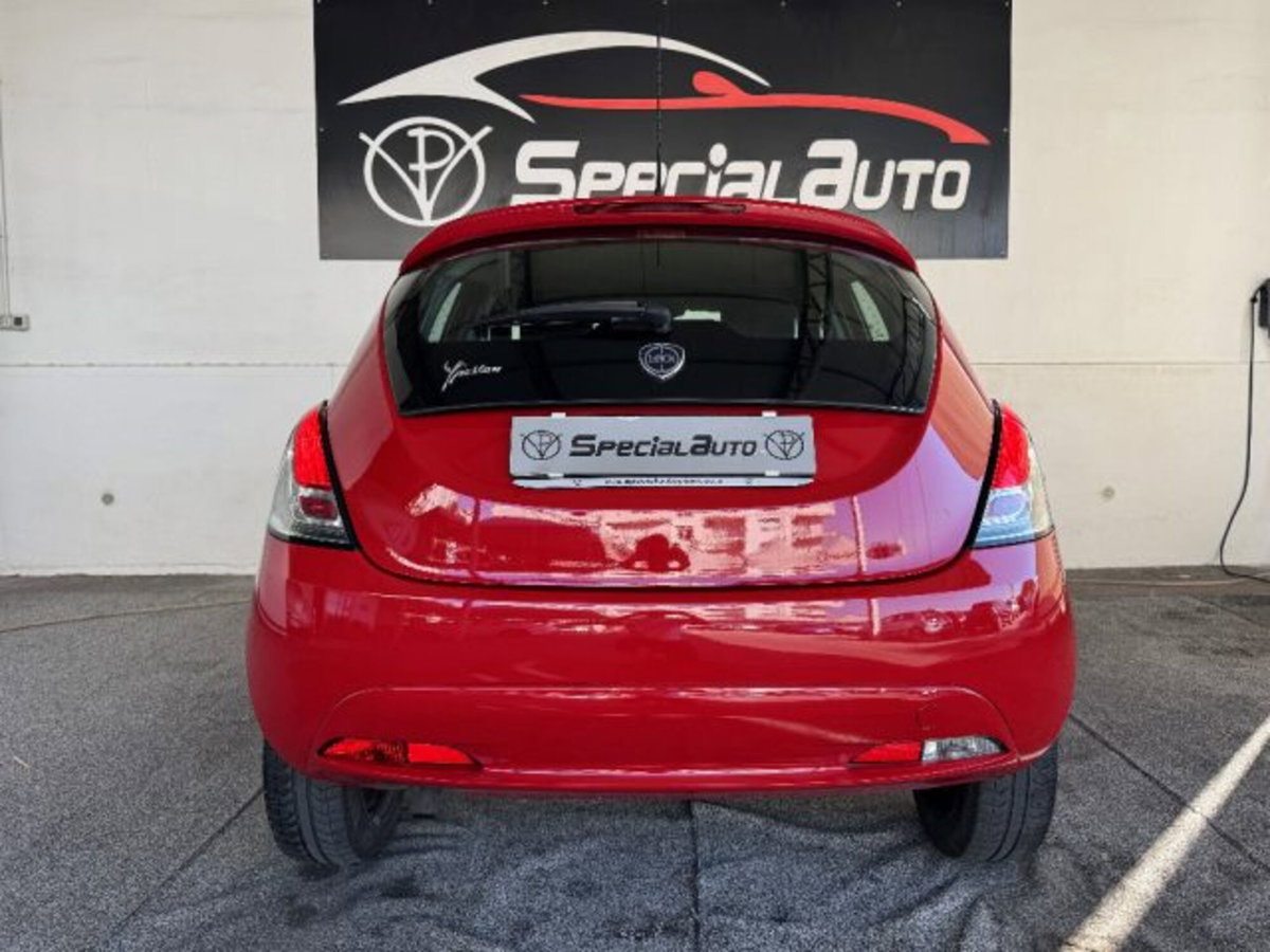 Lancia Ypsilon 1.2 69 CV 5 porte Platinum (16)