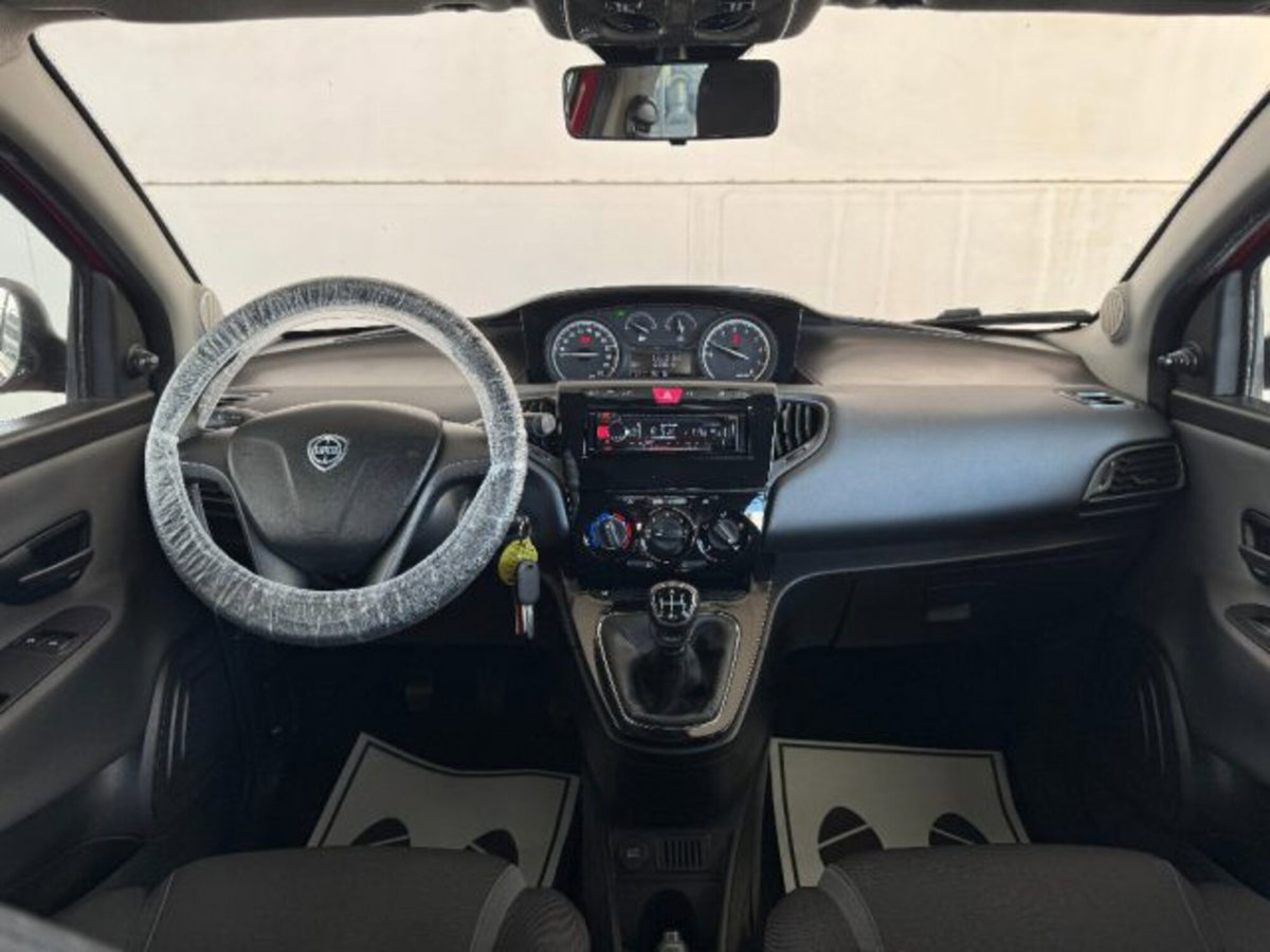 Lancia Ypsilon 1.2 69 CV 5 porte Platinum (18)