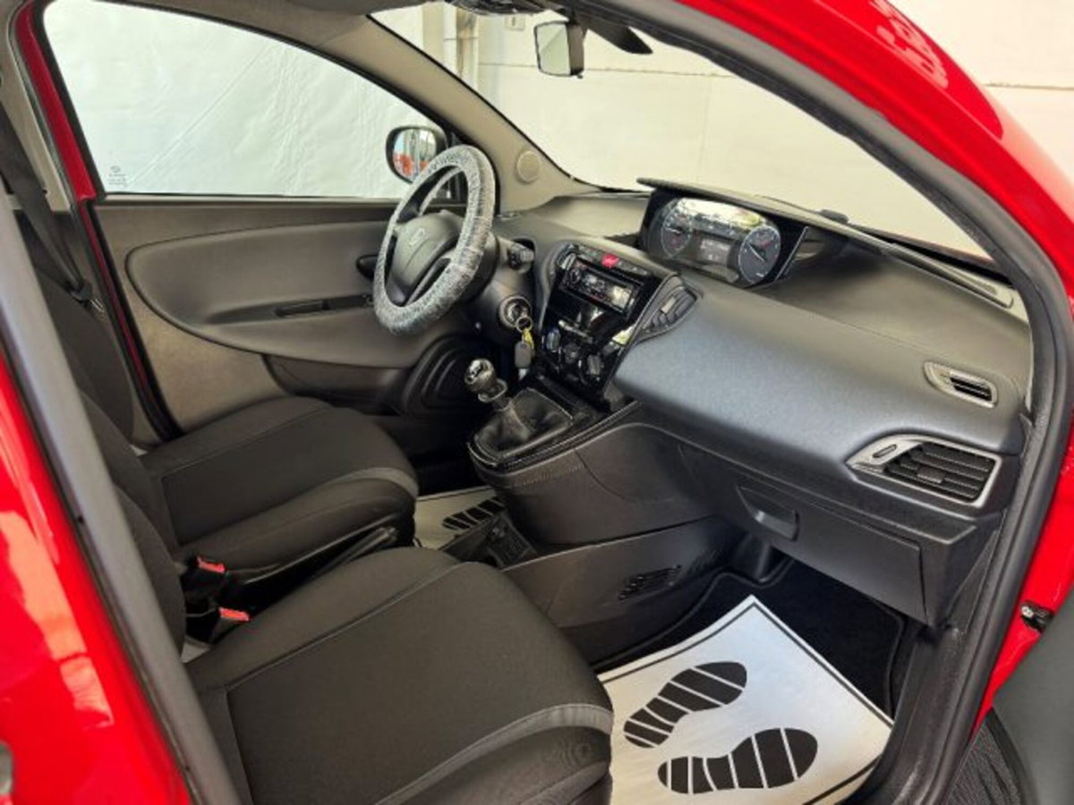 Lancia Ypsilon 1.2 69 CV 5 porte Platinum (19)