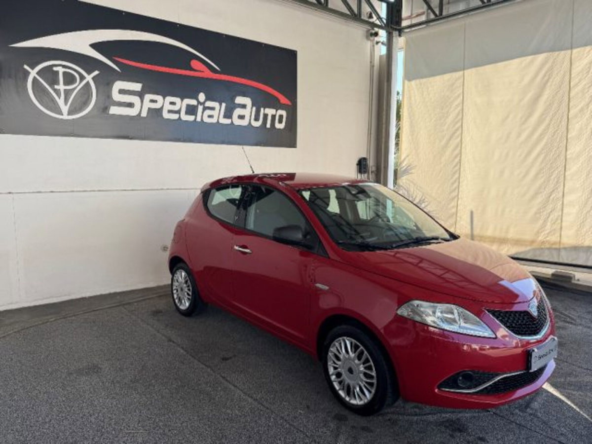 Lancia Ypsilon 1.2 69 CV 5 porte Platinum (2)
