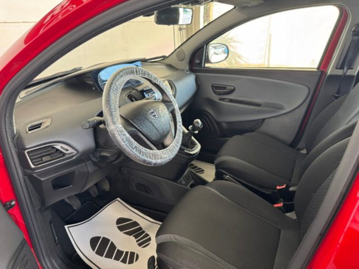 Lancia Ypsilon 1.2 69 CV 5 porte Platinum (20)