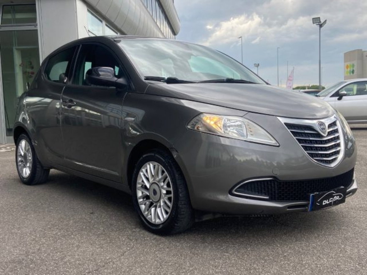 Lancia Ypsilon 1.2 69 CV 5 porte GPL Ecochic Gold (2)