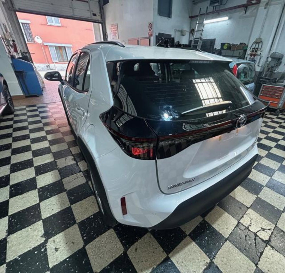 Toyota Yaris Cross 1.5h GR Sport Black Sky fwd 116cv e-cvt (3)