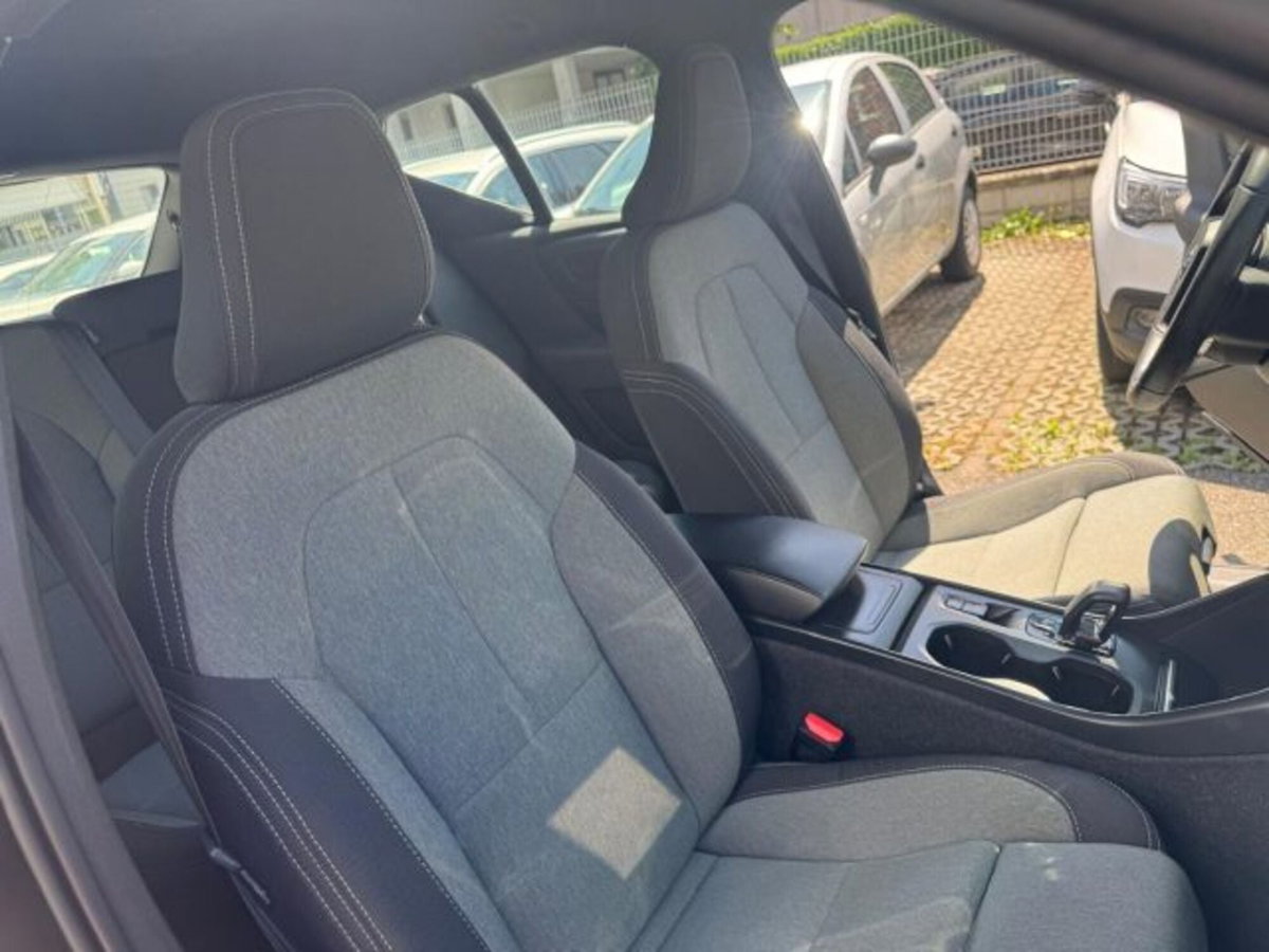 Volvo XC40 T2 automatico Core (19)