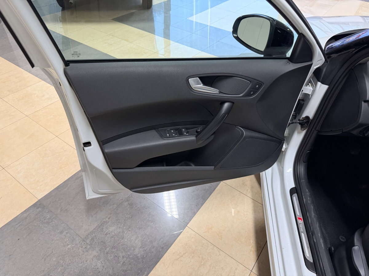 Audi A1 1.6 TDI S line edition plus (10)