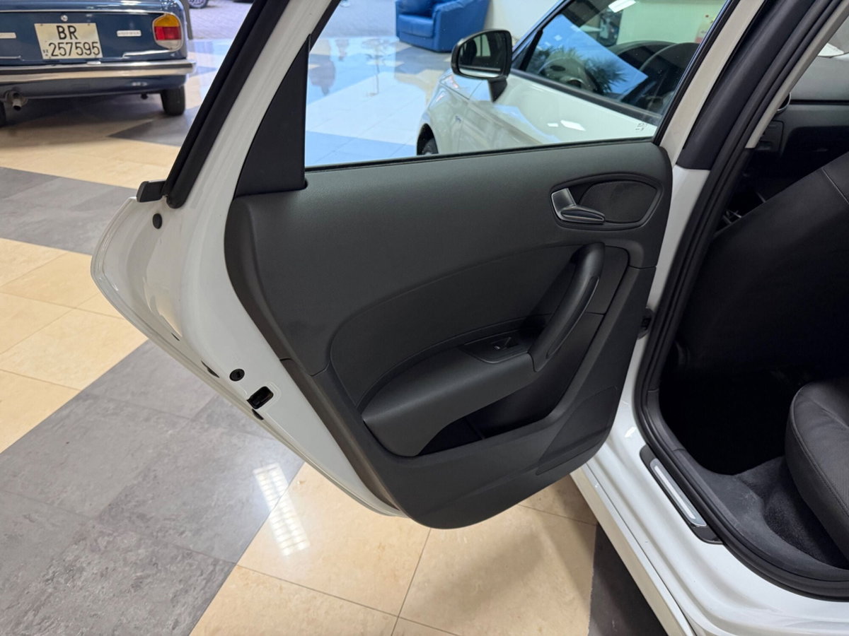 Audi A1 1.6 TDI S line edition plus (9)