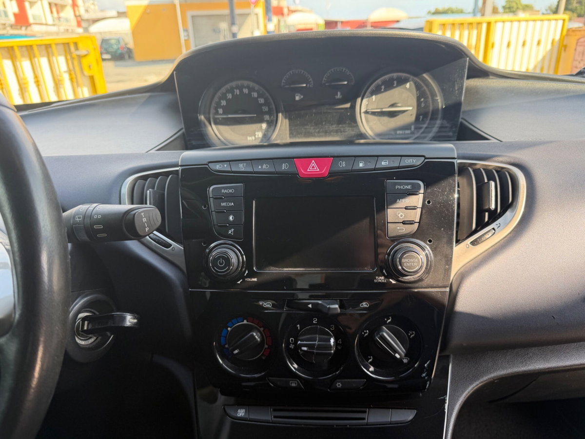 Lancia Ypsilon 1.2 69 CV 5 porte GPL Ecochic Gold (17)