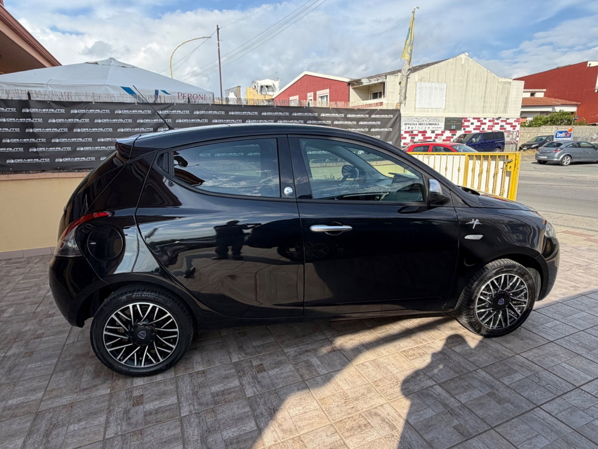 Lancia Ypsilon 1.2 69 CV 5 porte GPL Ecochic Gold (6)