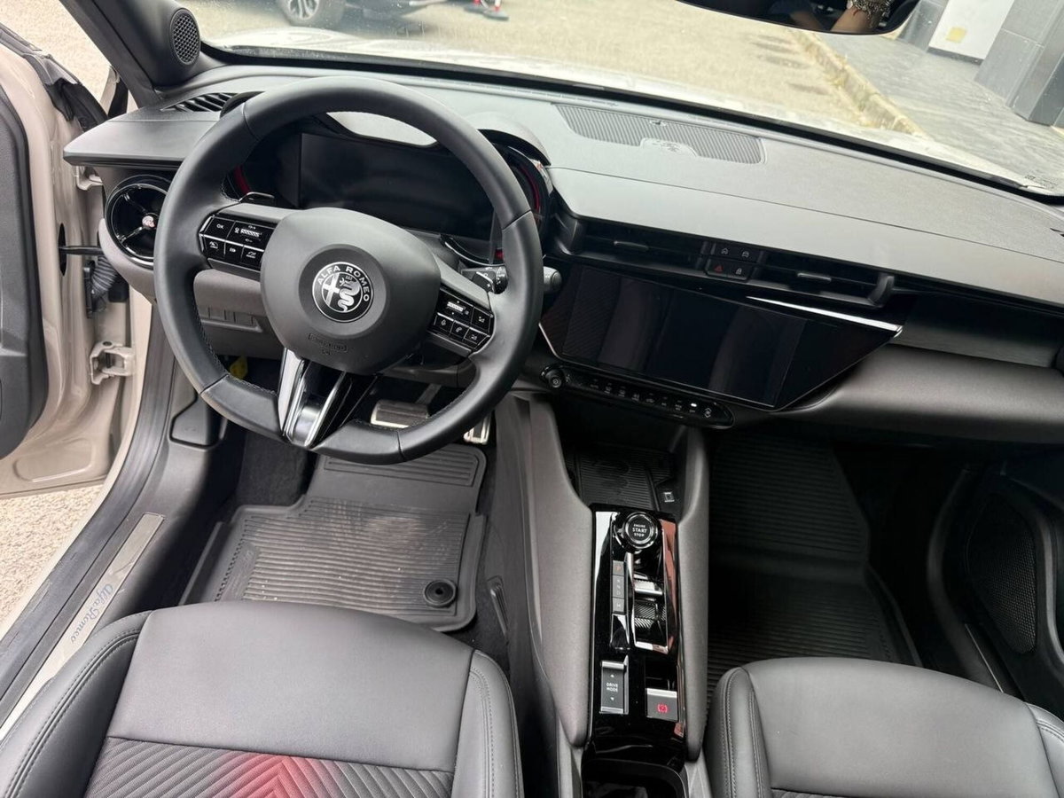 Alfa Romeo Junior 1.2 ibrida Sport Speciale 145cv edct6 (8)