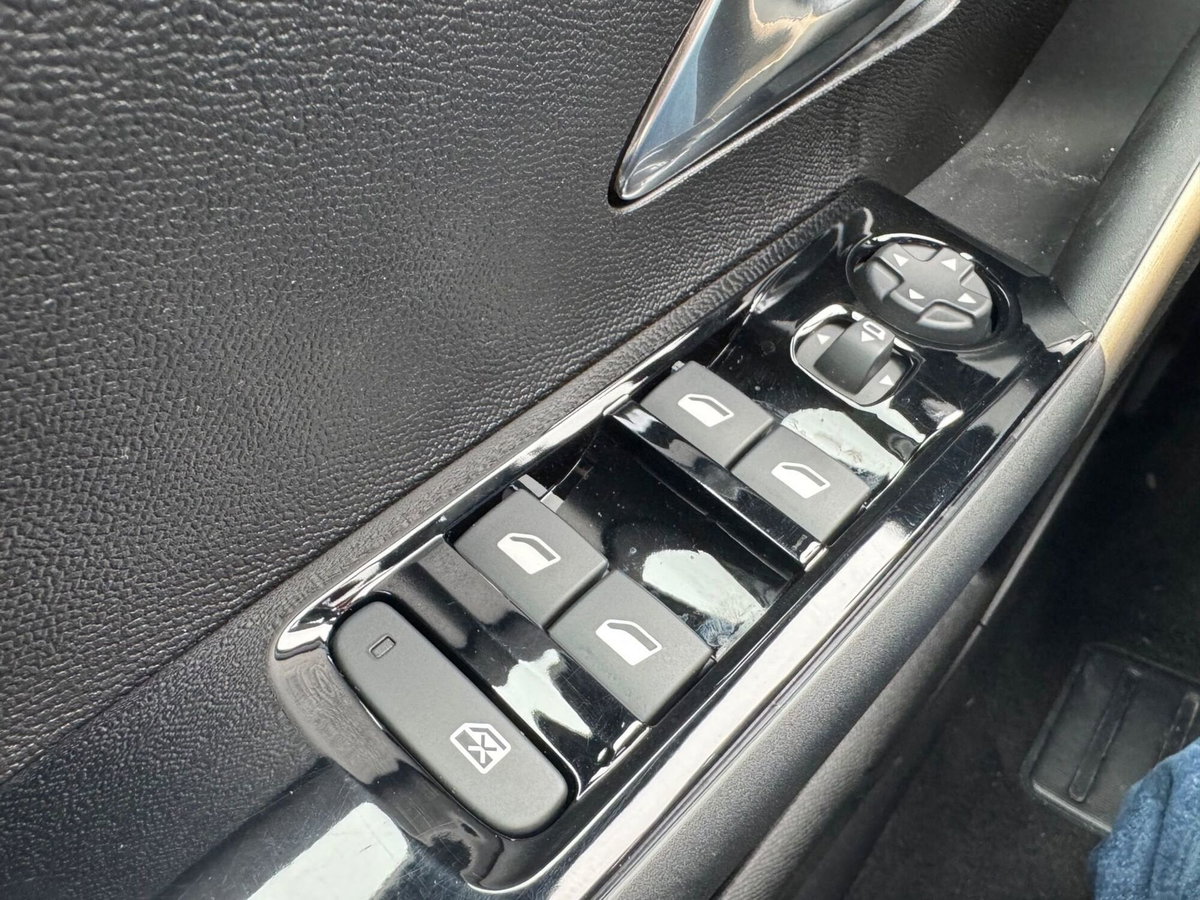 Lancia Ypsilon 1.2 mhev LX 110cv e-dct (12)