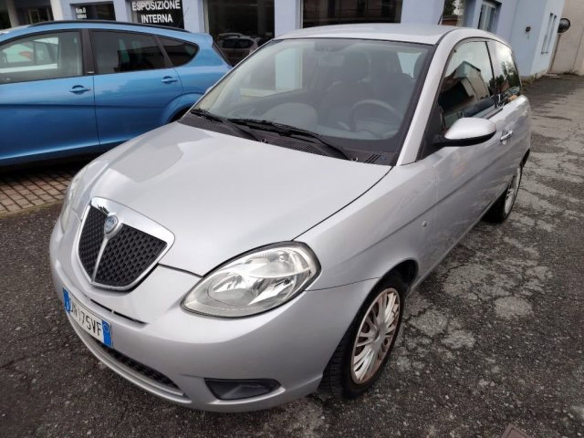 Lancia Ypsilon 1.2 New Oro (2)