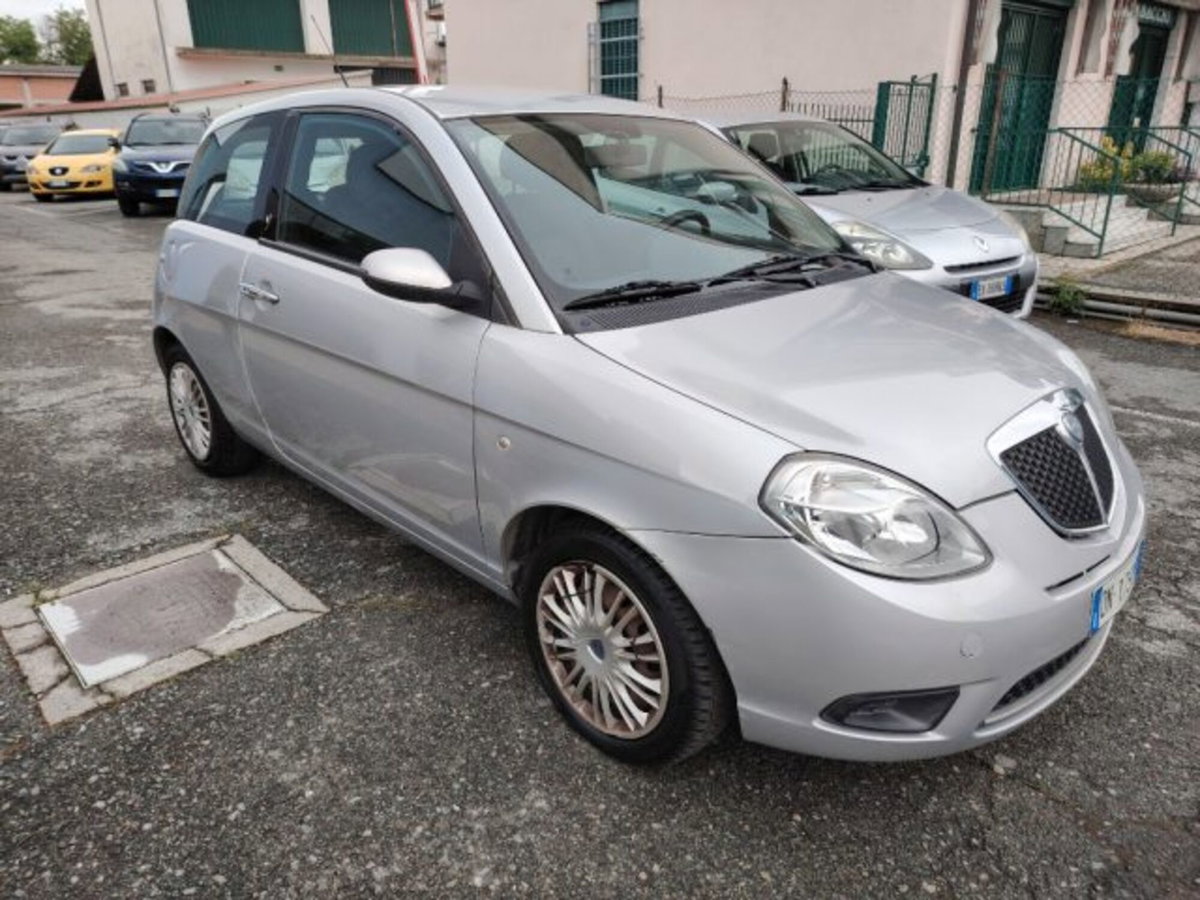 Lancia Ypsilon 1.2 New Oro (3)