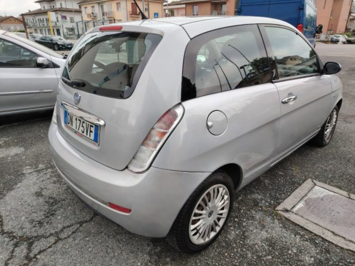 Lancia Ypsilon 1.2 New Oro (4)