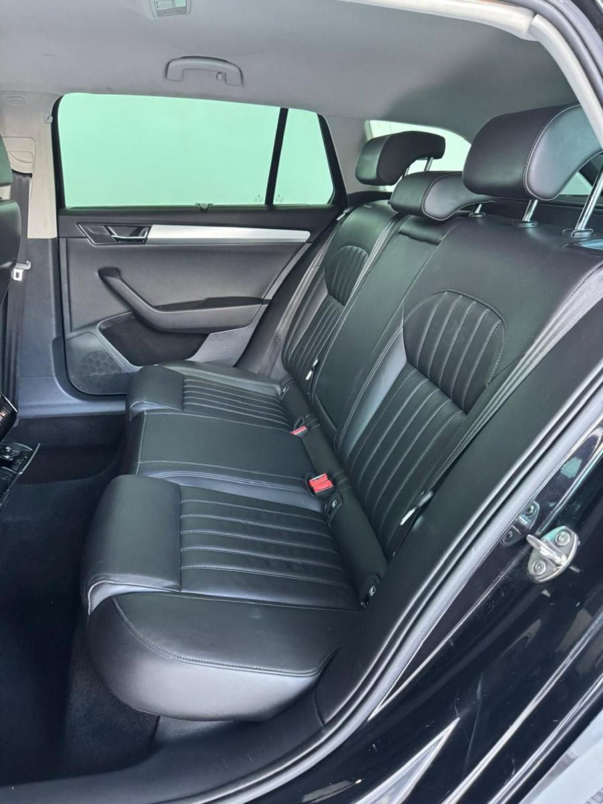 Skoda Superb Station Wagon 2.0 TDI 150 CV SCR Wagon Executive (17)
