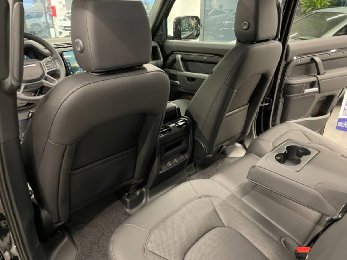 Land Rover Defender 110 3.0d i6 mhev X-Dynamic SE awd 200cv auto (18)