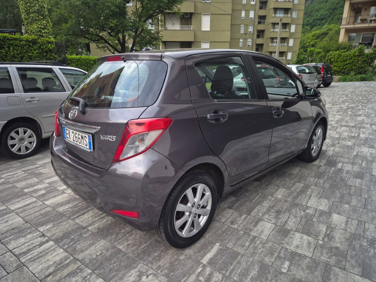 Toyota Yaris 1.3 5 porte Sol (2)