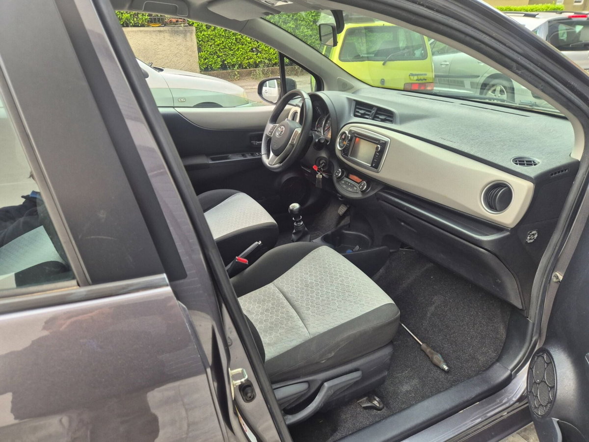 Toyota Yaris 1.3 5 porte Sol (3)