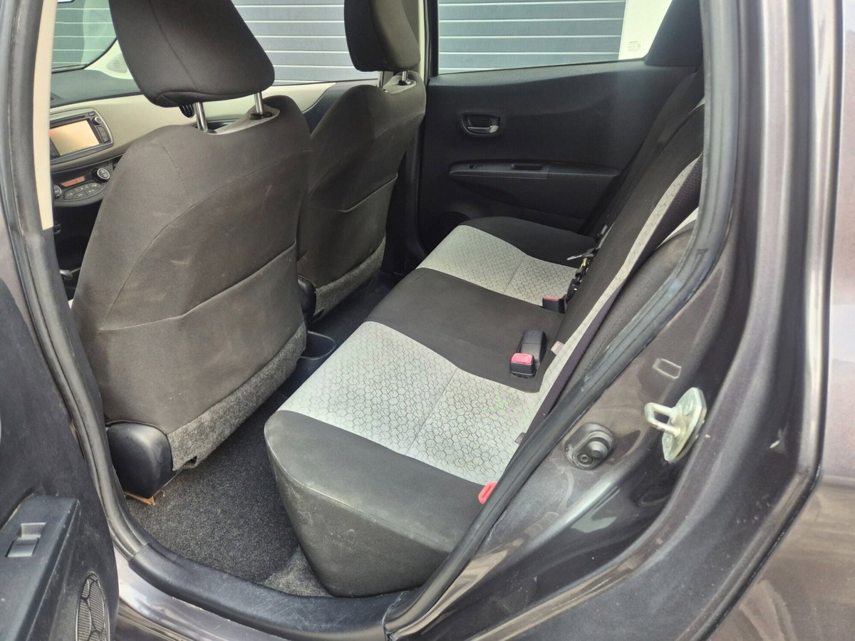 Toyota Yaris 1.3 5 porte Sol (4)