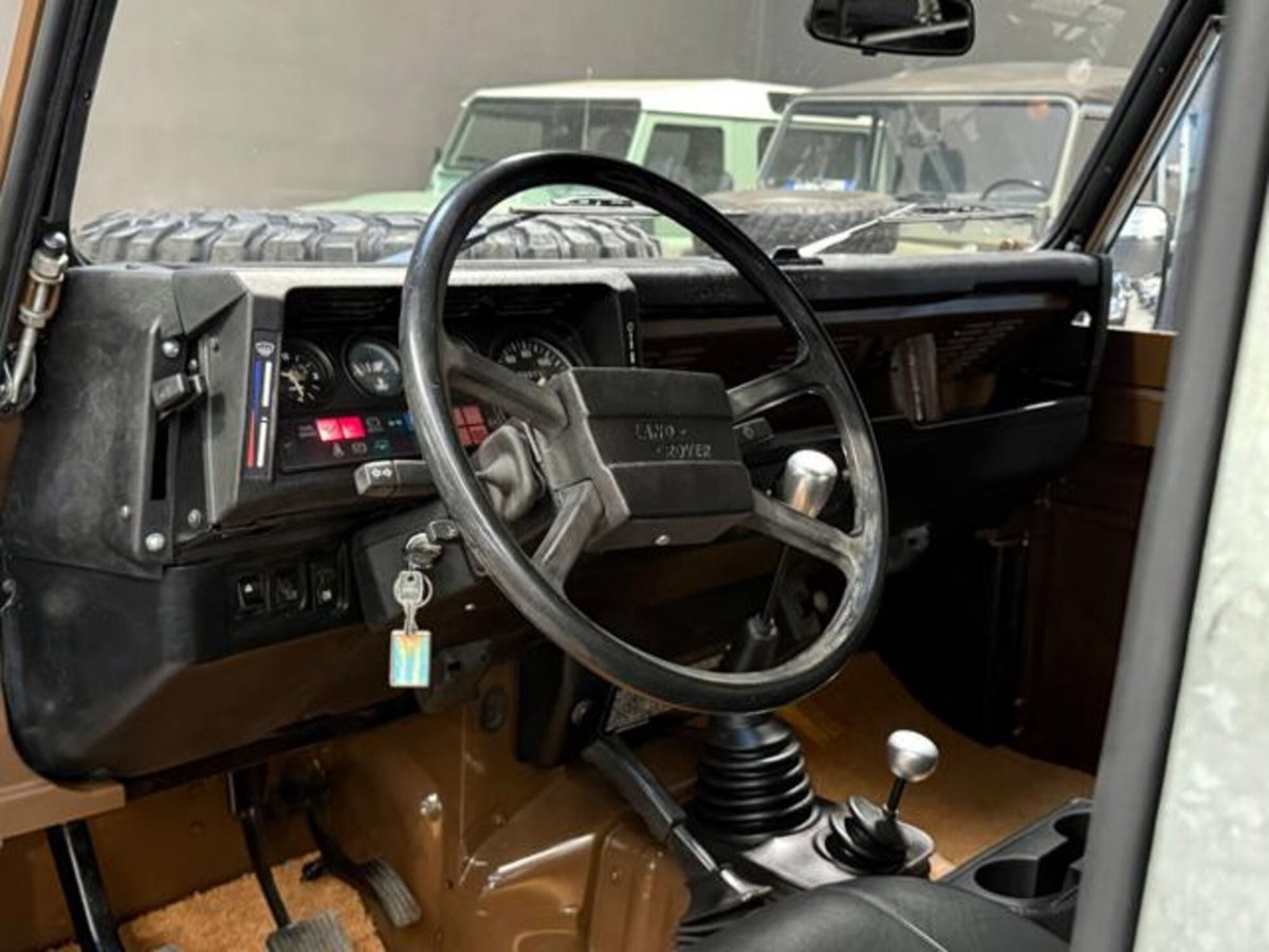 Land Rover Defender 90 2.5 Td5 Soft-Top (10)