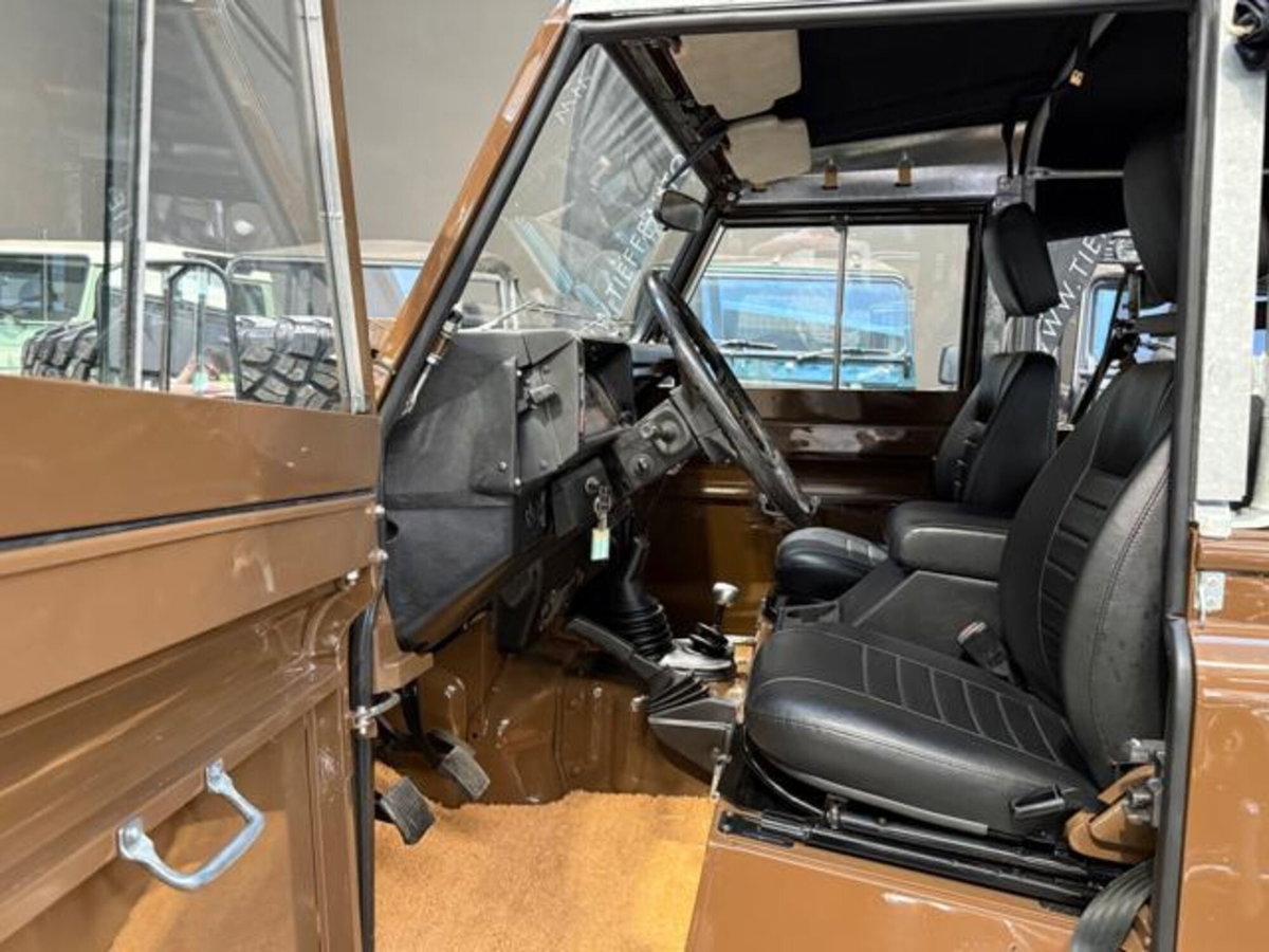 Land Rover Defender 90 2.5 Td5 Soft-Top (8)