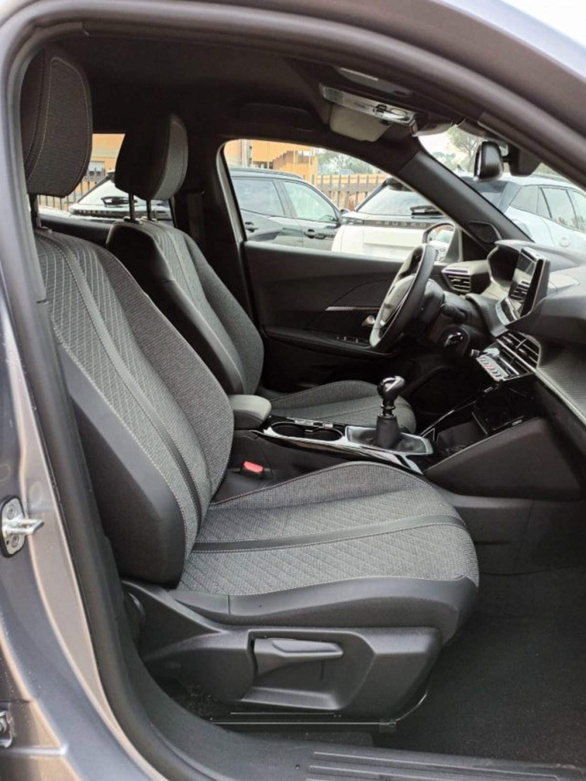 Peugeot 2008 PureTech 100 S&S Allure (7)