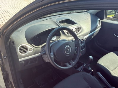 Renault Clio SporTour 1.2 16V SporTour Confort (8)