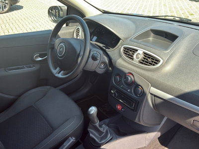 Renault Clio SporTour 1.2 16V SporTour Confort (9)