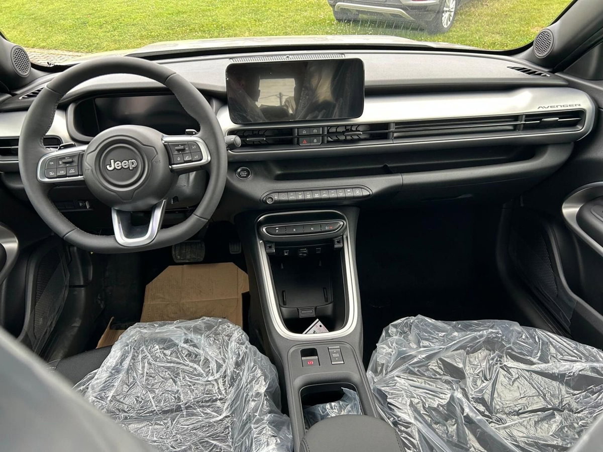 Jeep Avenger 1.2 turbo e-hybrid mhev Summit fwd 110cv edct6 (10)