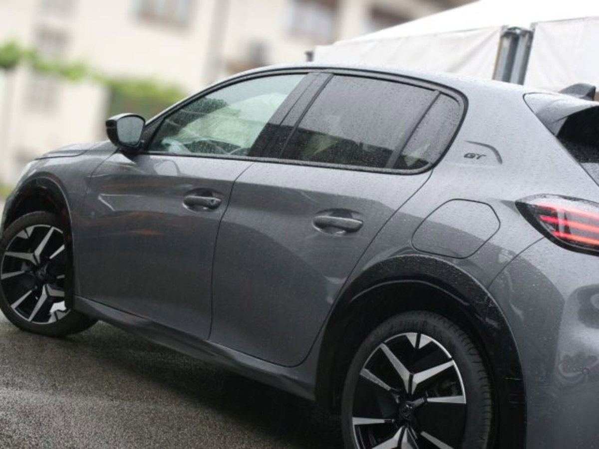 Peugeot 208 51 kWh GT (5)