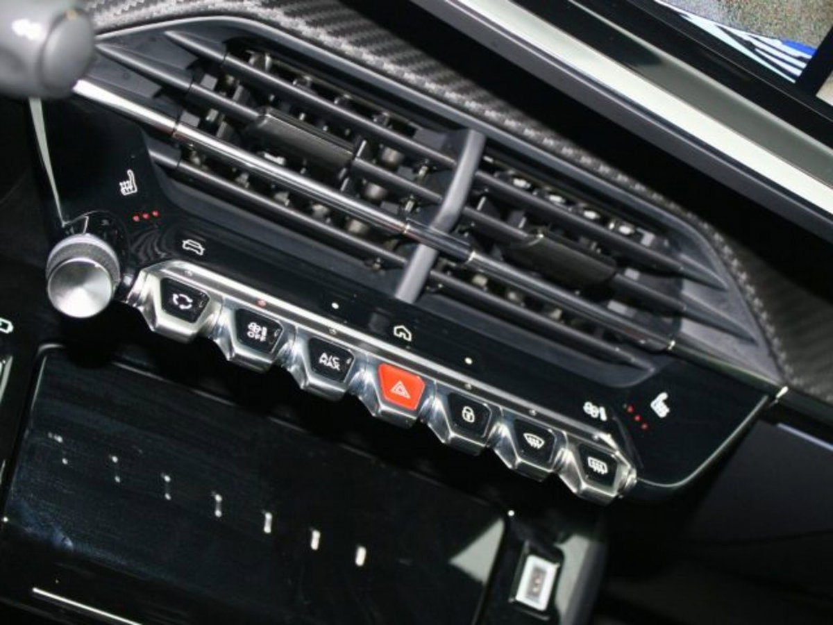 Peugeot 208 51 kWh GT (7)