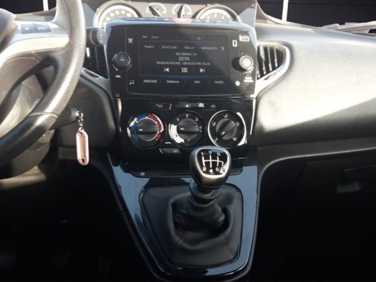 Lancia Ypsilon 1.0 FireFly 5 porte S&S Hybrid Alberta Ferretti (15)